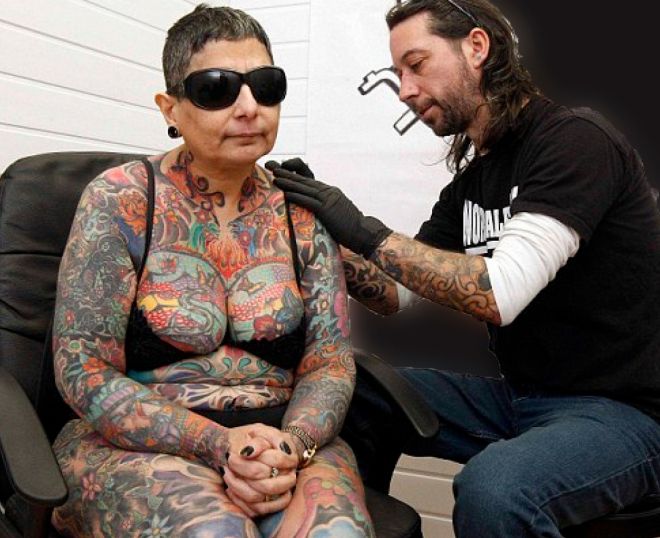 Чем больше татуировок, тем женщина дешевле для клиентов 
